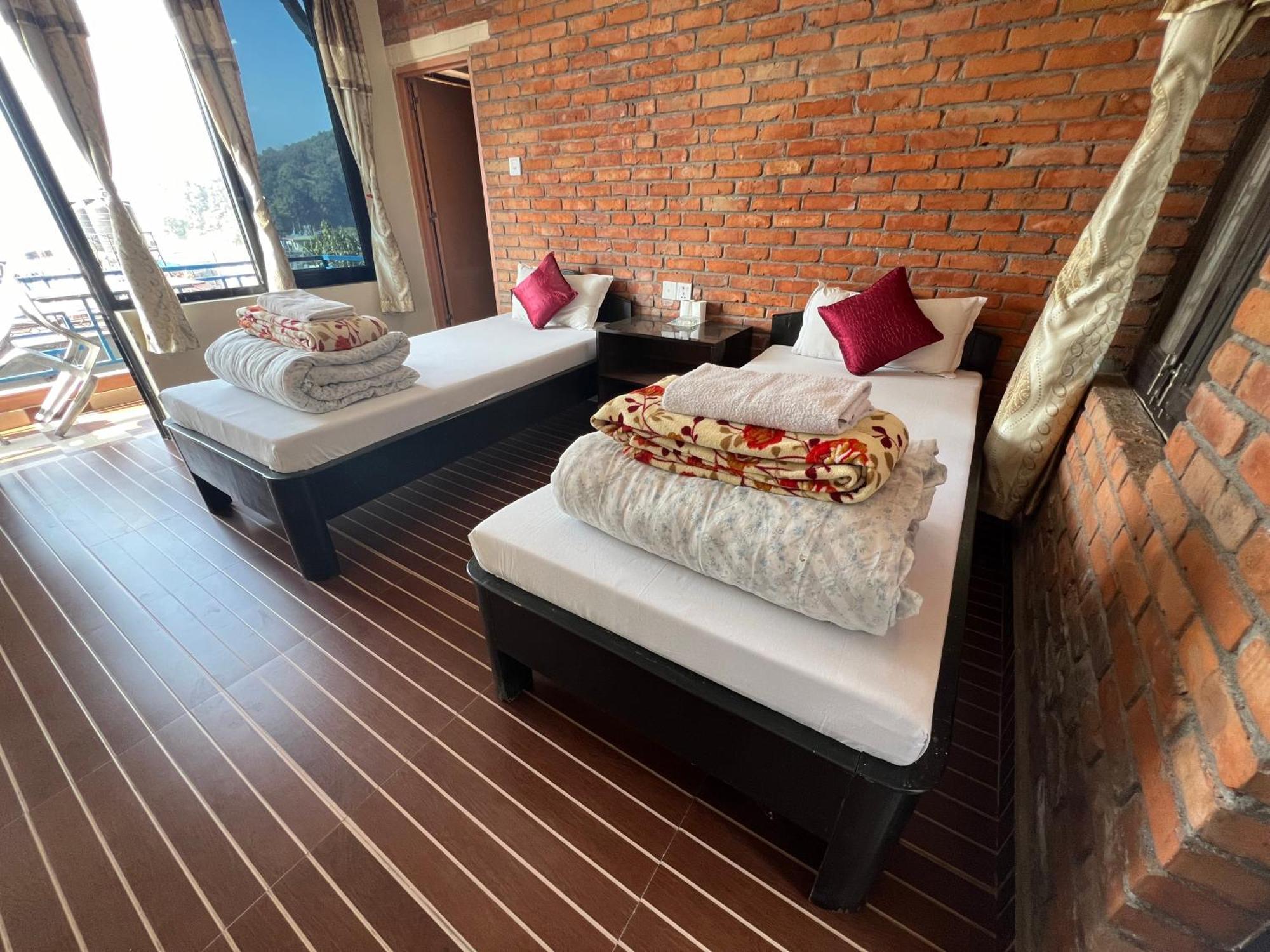 Little Pilgrim Family Lodge Pokhara Ngoại thất bức ảnh